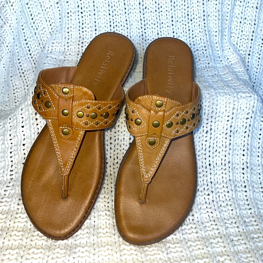 Women’s tan Relativity Reina thong/slip on sandals. Sz 8.5